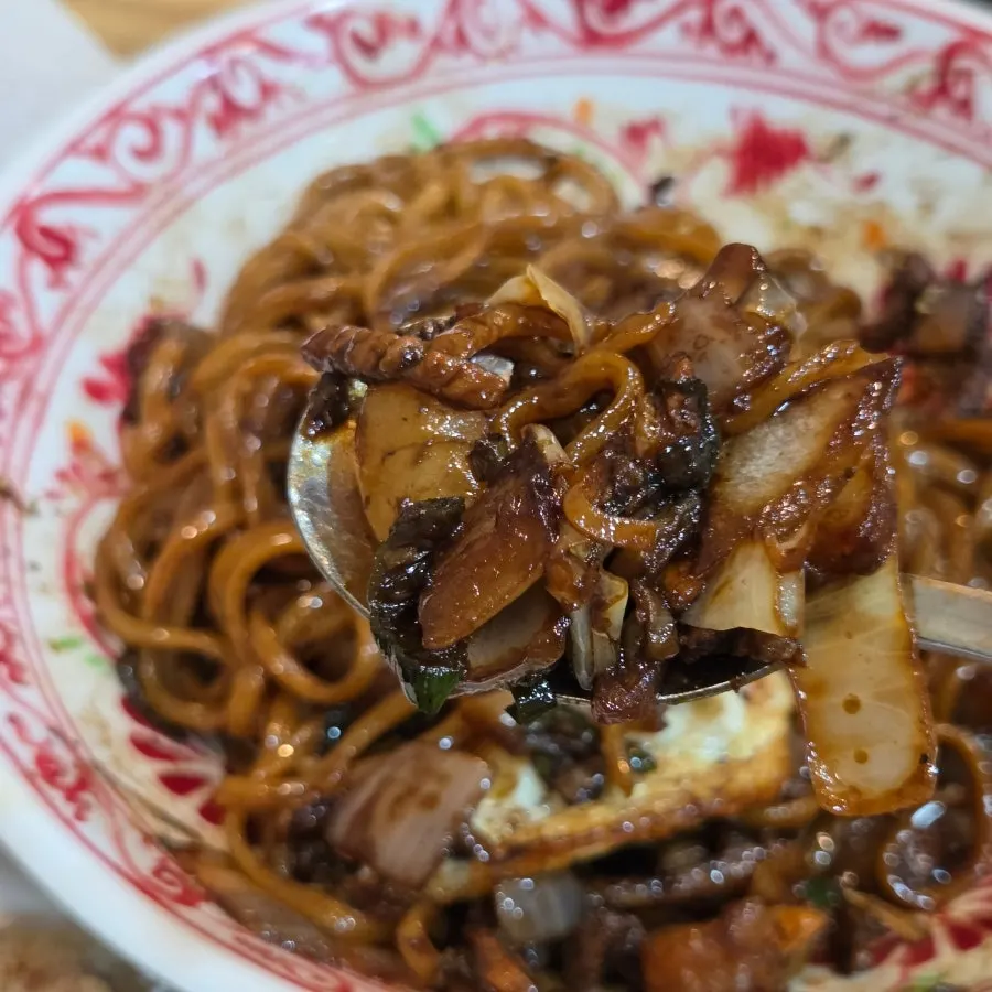 Noodles mixed with black bean sauce