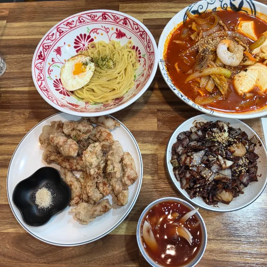 Noodles and jjamppong served together