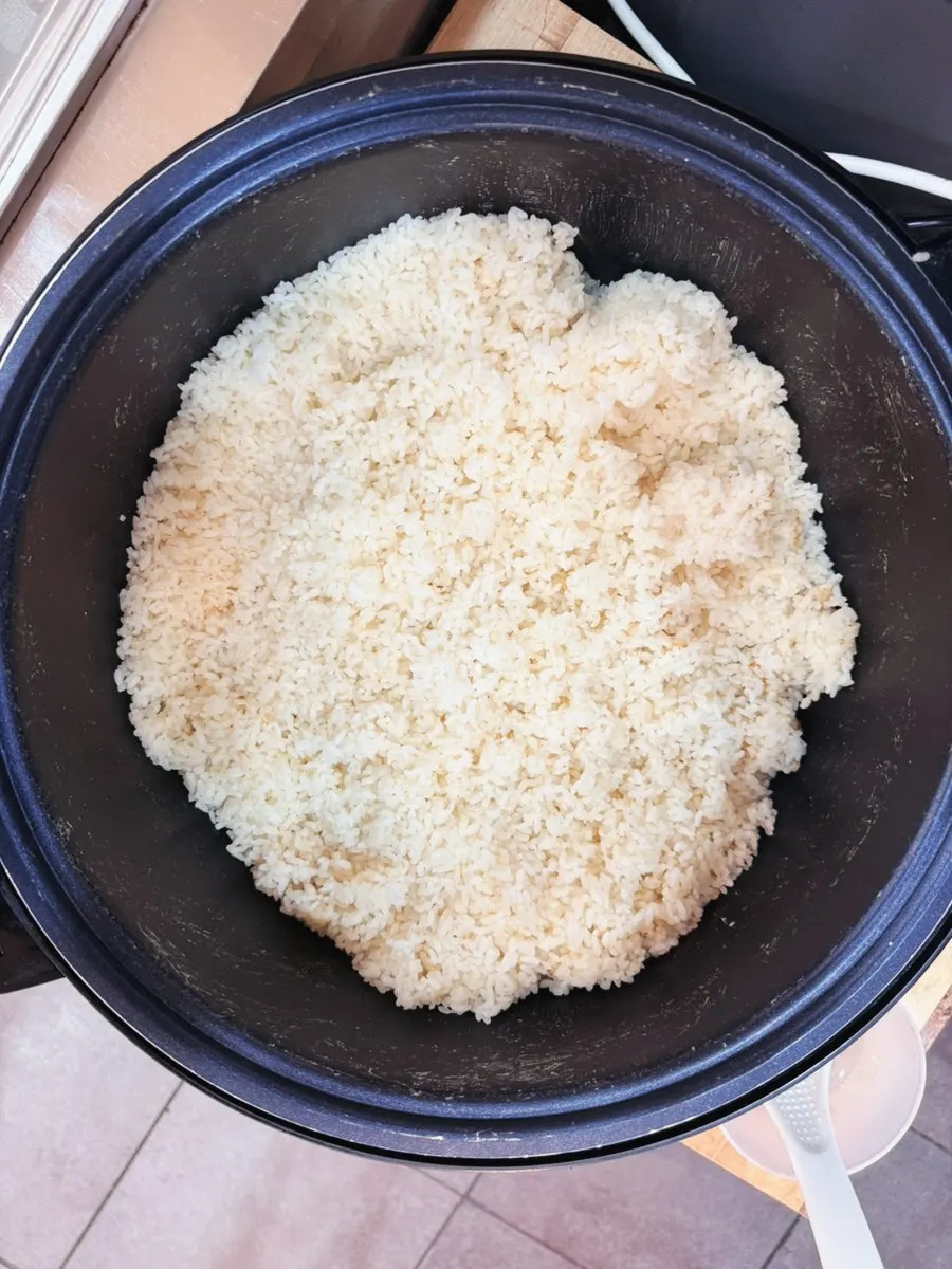 셀프바에서 덜어온 김치와 단무지