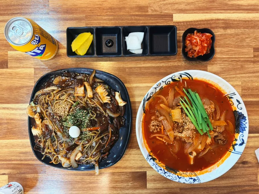 쟁반짜장과 우삼겹짬뽕, 환타가 놓인 테이블