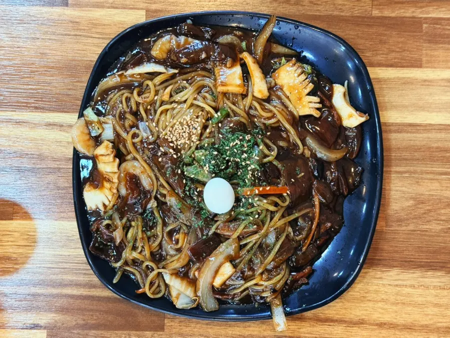 검은 접시에 담긴 나홀로 쟁반짜장