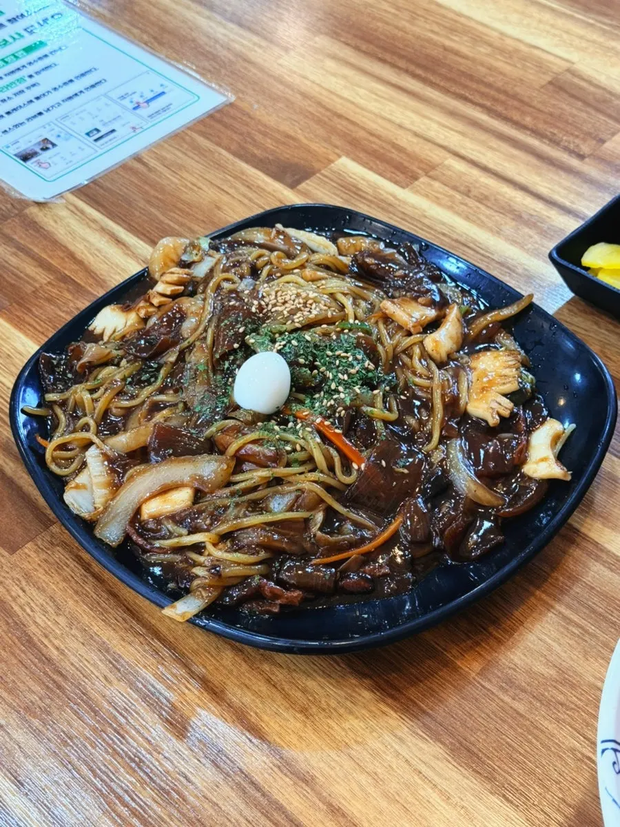 윤기 있는 짜장 소스의 쟁반짜장 클로즈업