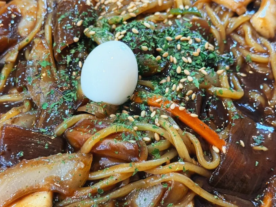 오징어와 새우, 메추리알이 올라간 쟁반짜장