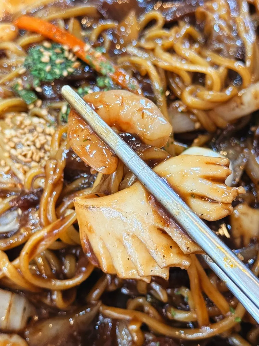 소스가 스며든 쟁반짜장 한 젓가락