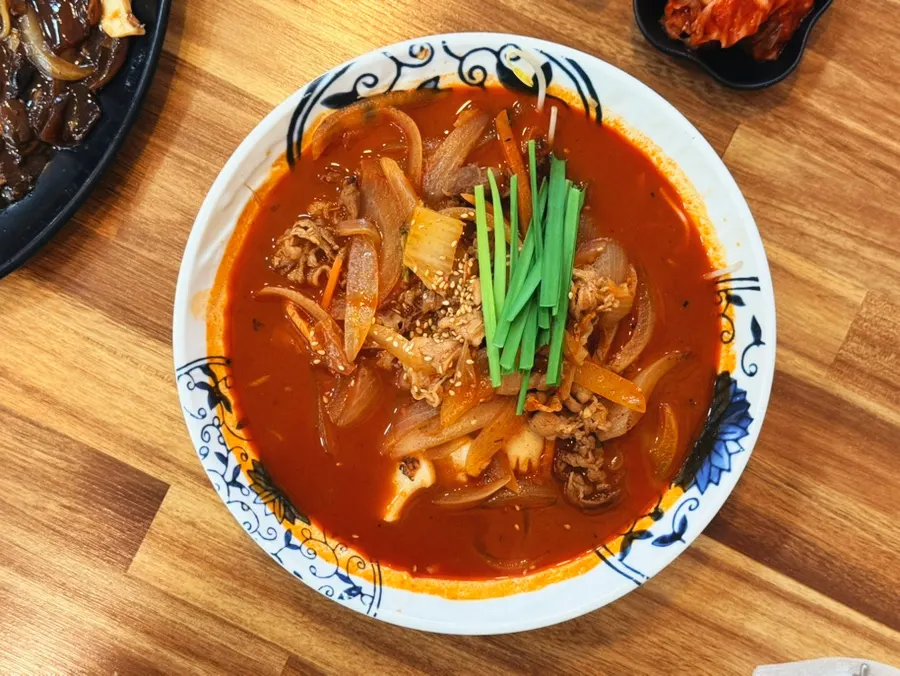 붉은 국물의 우삼겹짬뽕
