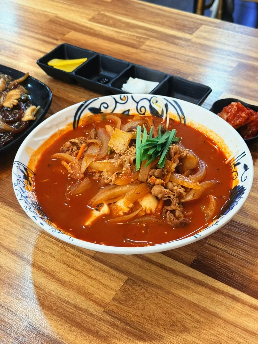 우삼겹과 숙주가 올라간 짬뽕 클로즈업