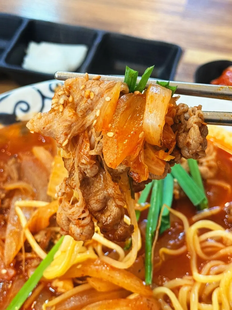 얇게 익은 우삼겹 한 점