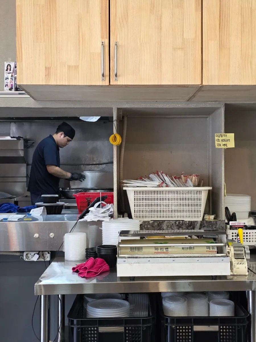 중국풍 그림이 걸린 수라반점 가야점 내부 좌석