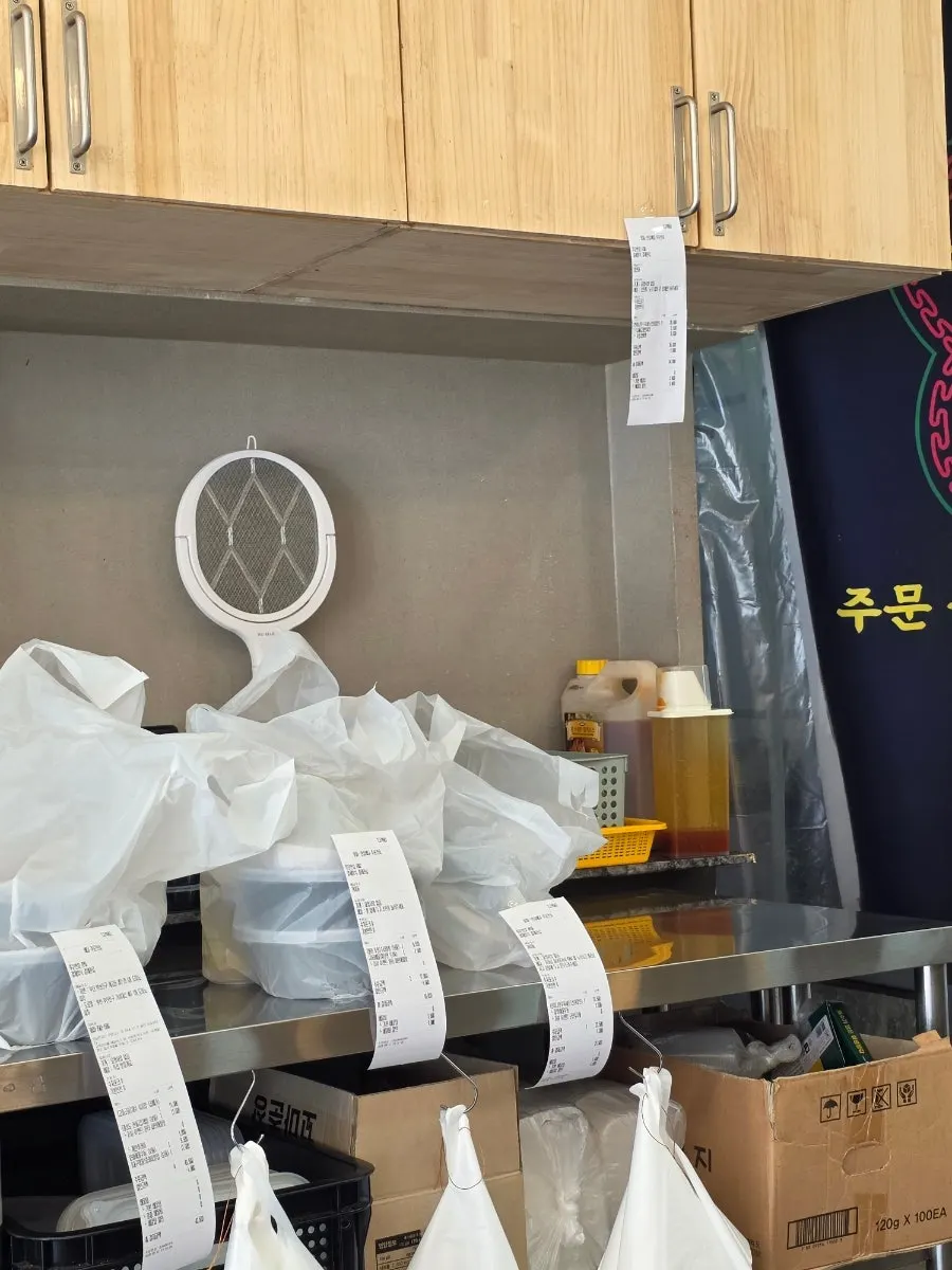 벽면 그림이 보이는 중국집 내부 분위기