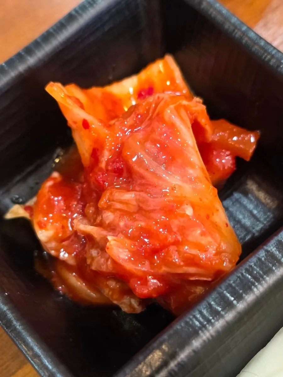 수저와 양념이 준비된 기본 상차림
