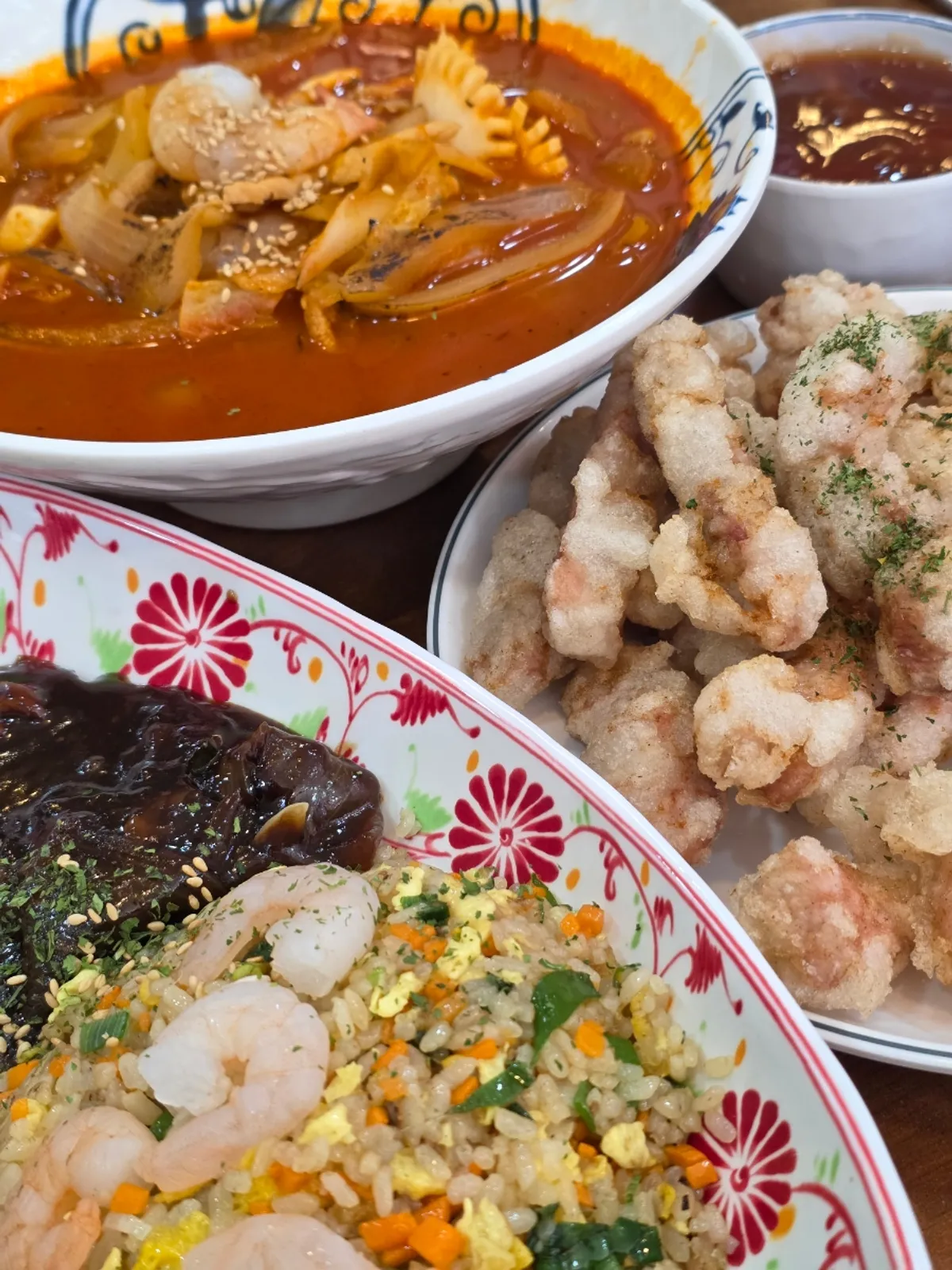 짬뽕, 볶음밥, 미니탕수육으로 차려진 2인 세트 한상