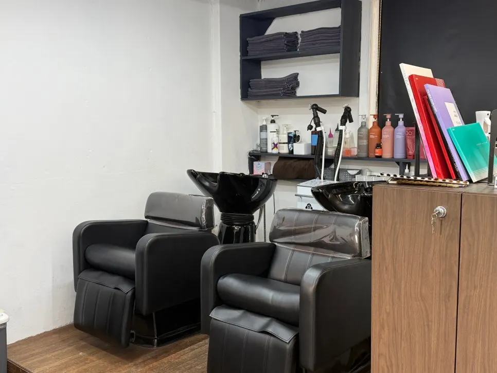 Hair salon interior with continuous mirror partitions