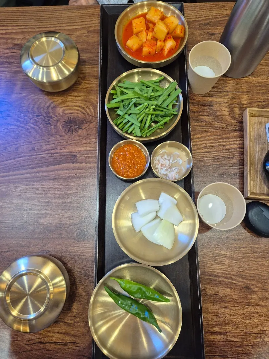 세로로 긴 쟁반에 담긴 기본 밑반찬
