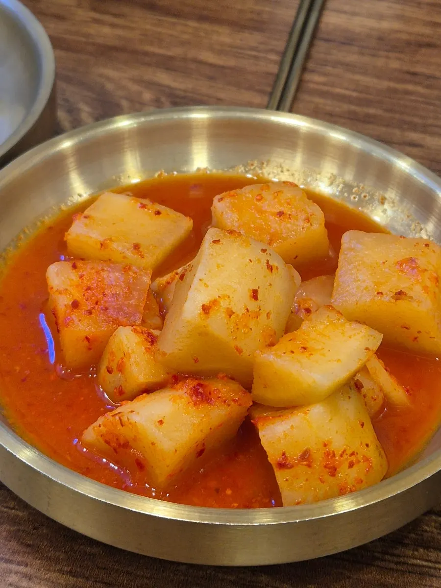 국밥과 잘 어울리는 시원한 김치와 반찬