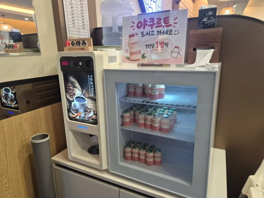 고봉으로 담긴 공기밥이 놓인 전골 상차림