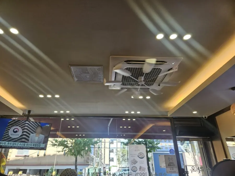 매장 안에서 바라본 창밖 풍경과 벽에 달린 TV