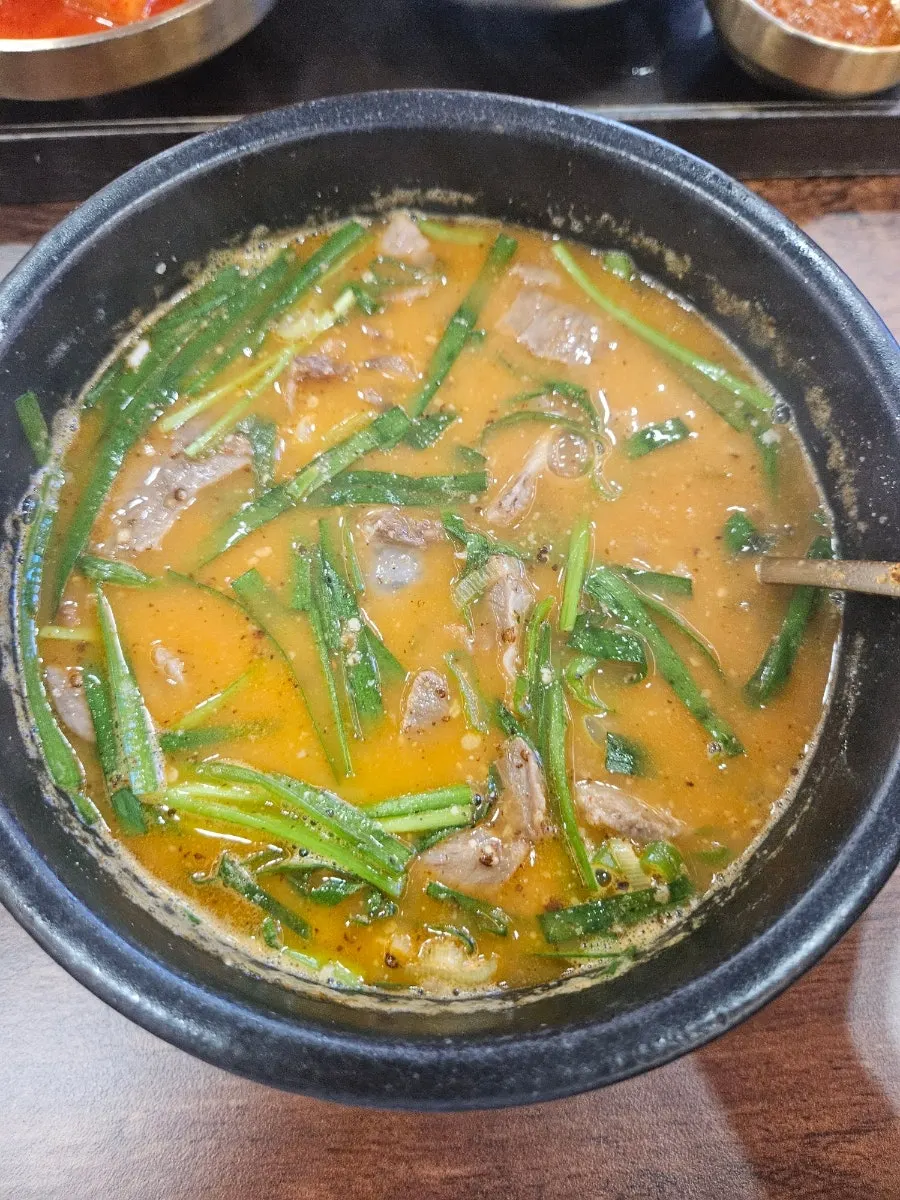 살코기와 곱창, 순대가 담긴 순대국 내용물