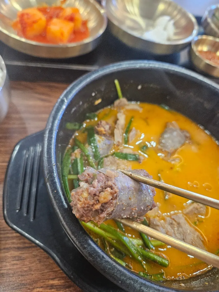 부추를 잔뜩 올린 순대국 뚝배기