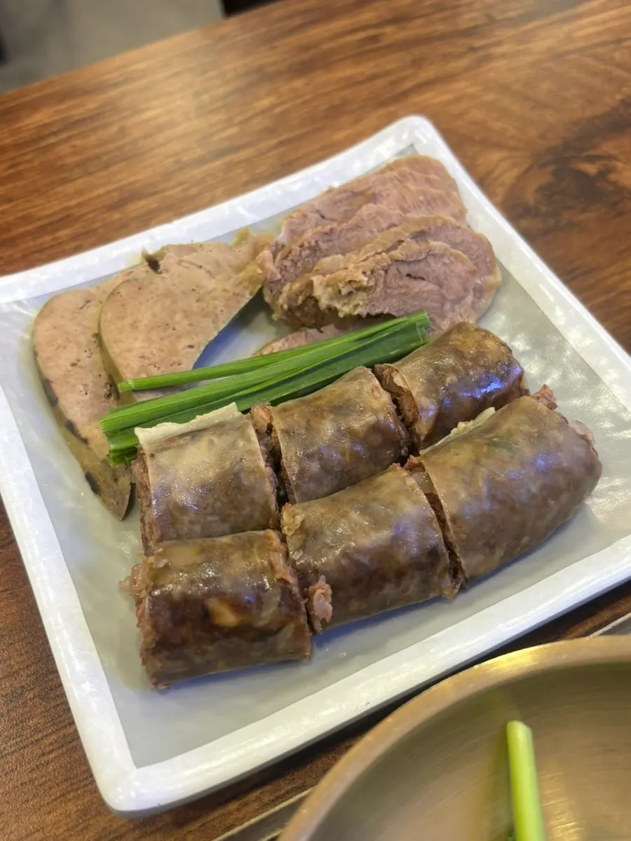 테이블에 차려진 기본 반찬