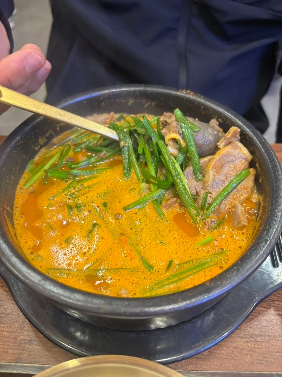 상에 차려진 순대국과 반찬