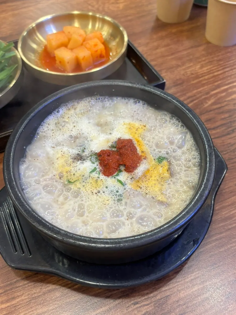 팔팔 끓여 나온 얼큰특곱창순대국