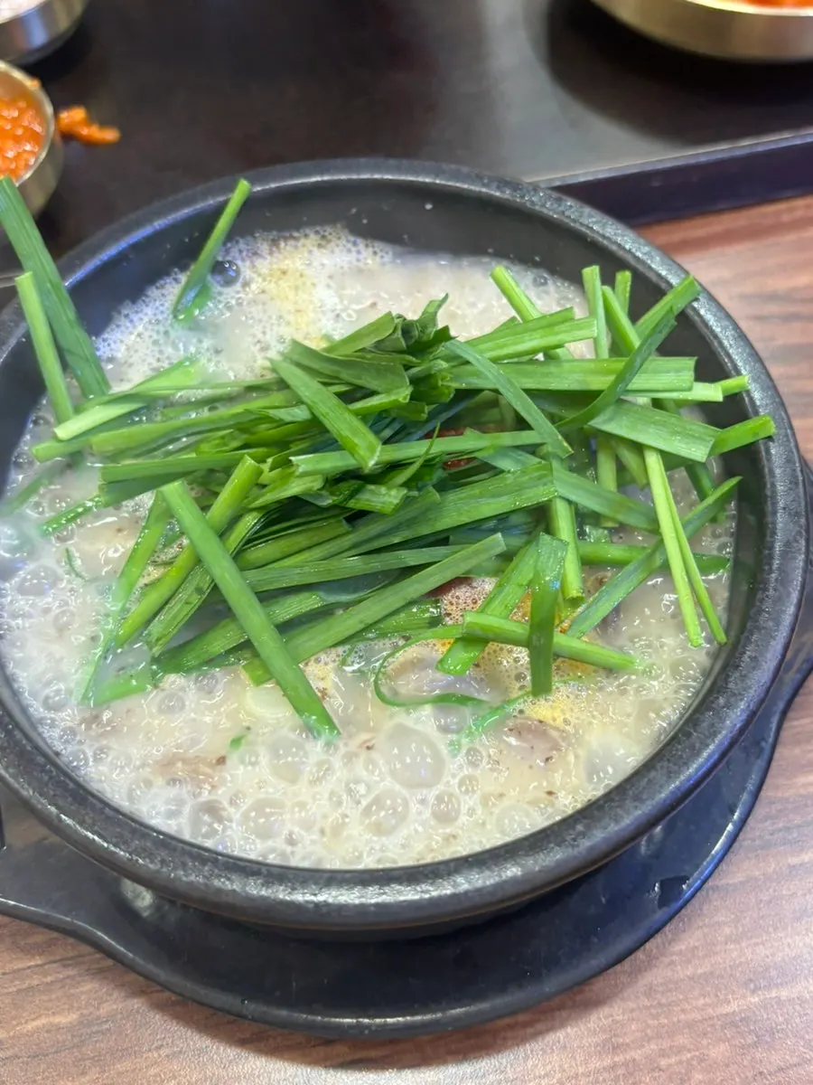 부추를 넣은 얼큰 순대국 국물