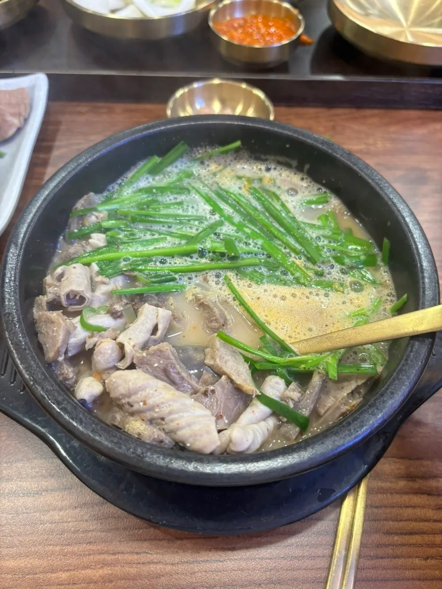 밥을 말아 먹는 얼큰특곱창순대국