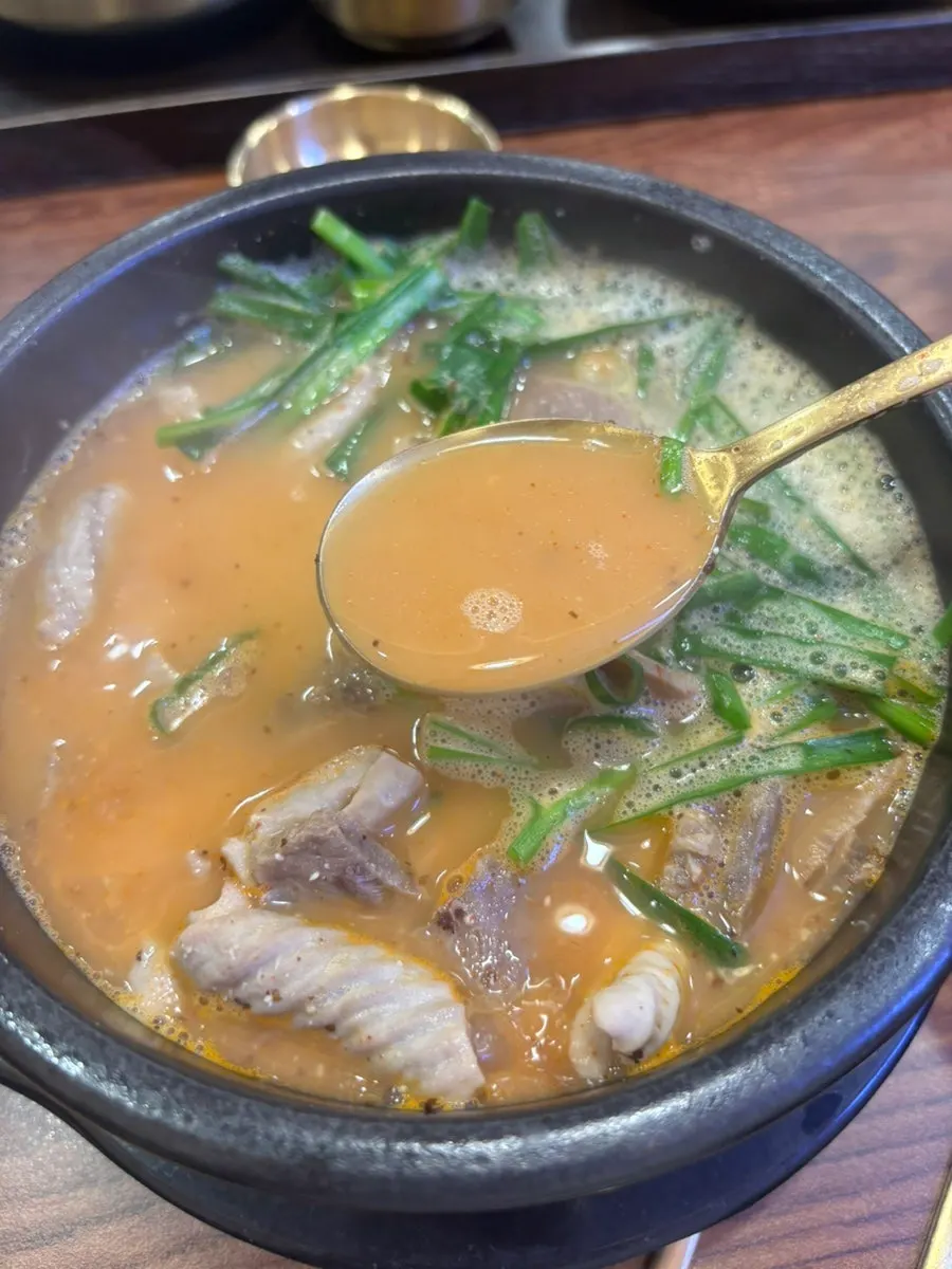 곱창이 가득한 수라옥특곱창순대국과 깍두기