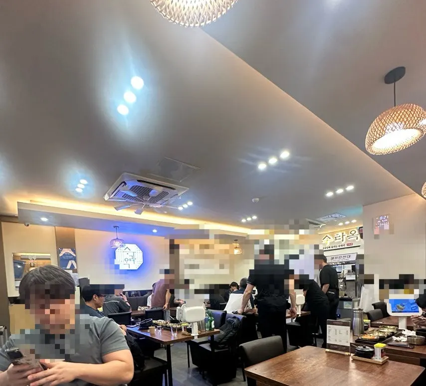 저녁 시간 손님으로 붐비는 매장 내부