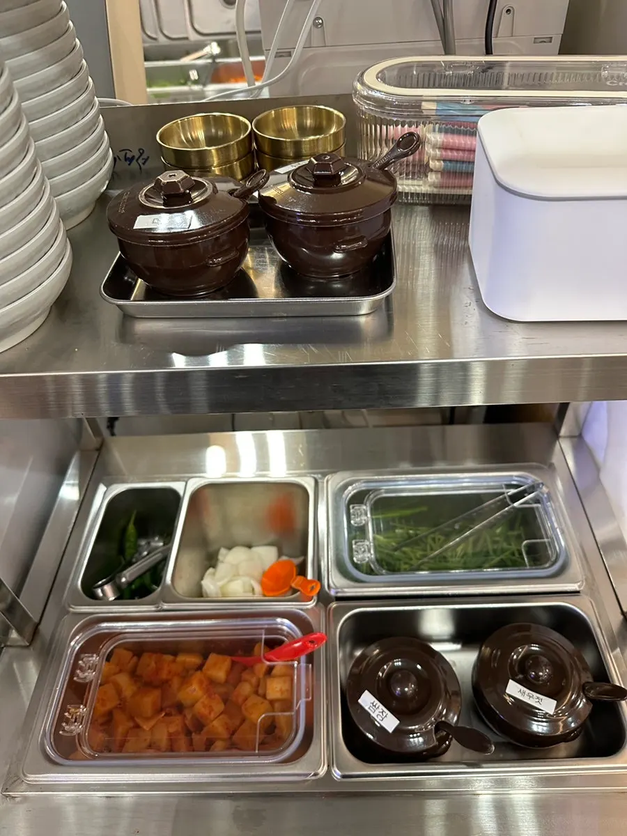 깍두기 부추 양파가 놓인 기본찬 상차림