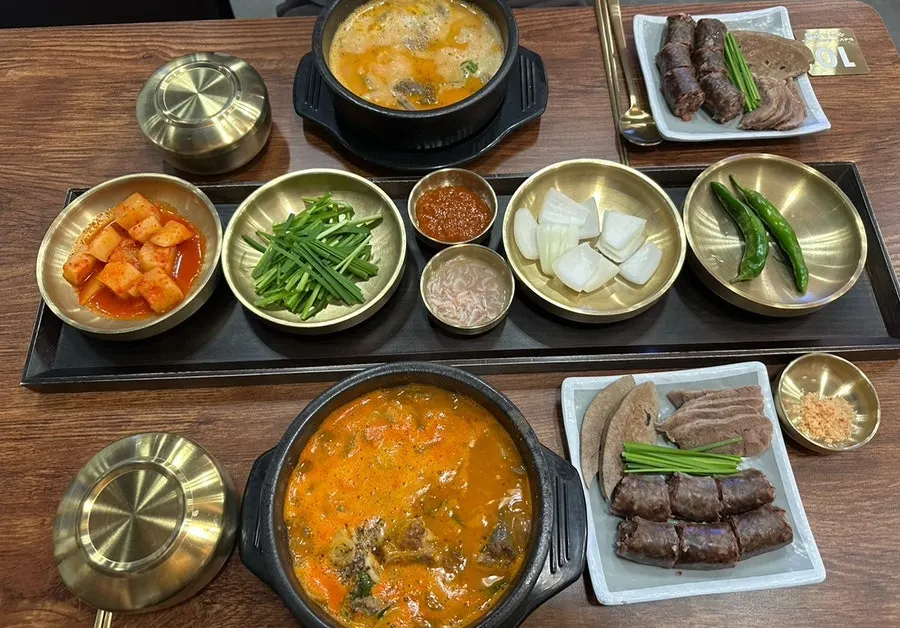 순대국 정식 한상 가득 차려진 테이블