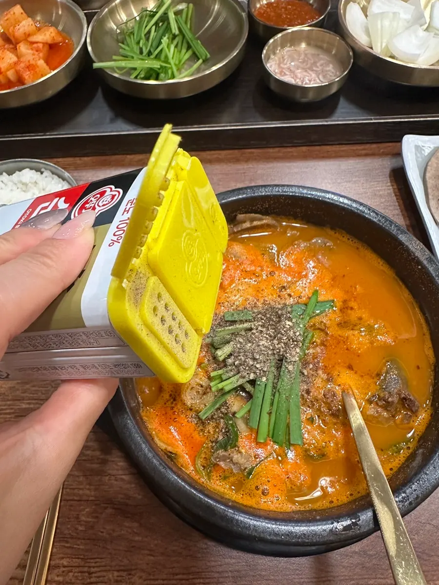 다대기를 풀어 붉은빛이 도는 수라옥 순대국