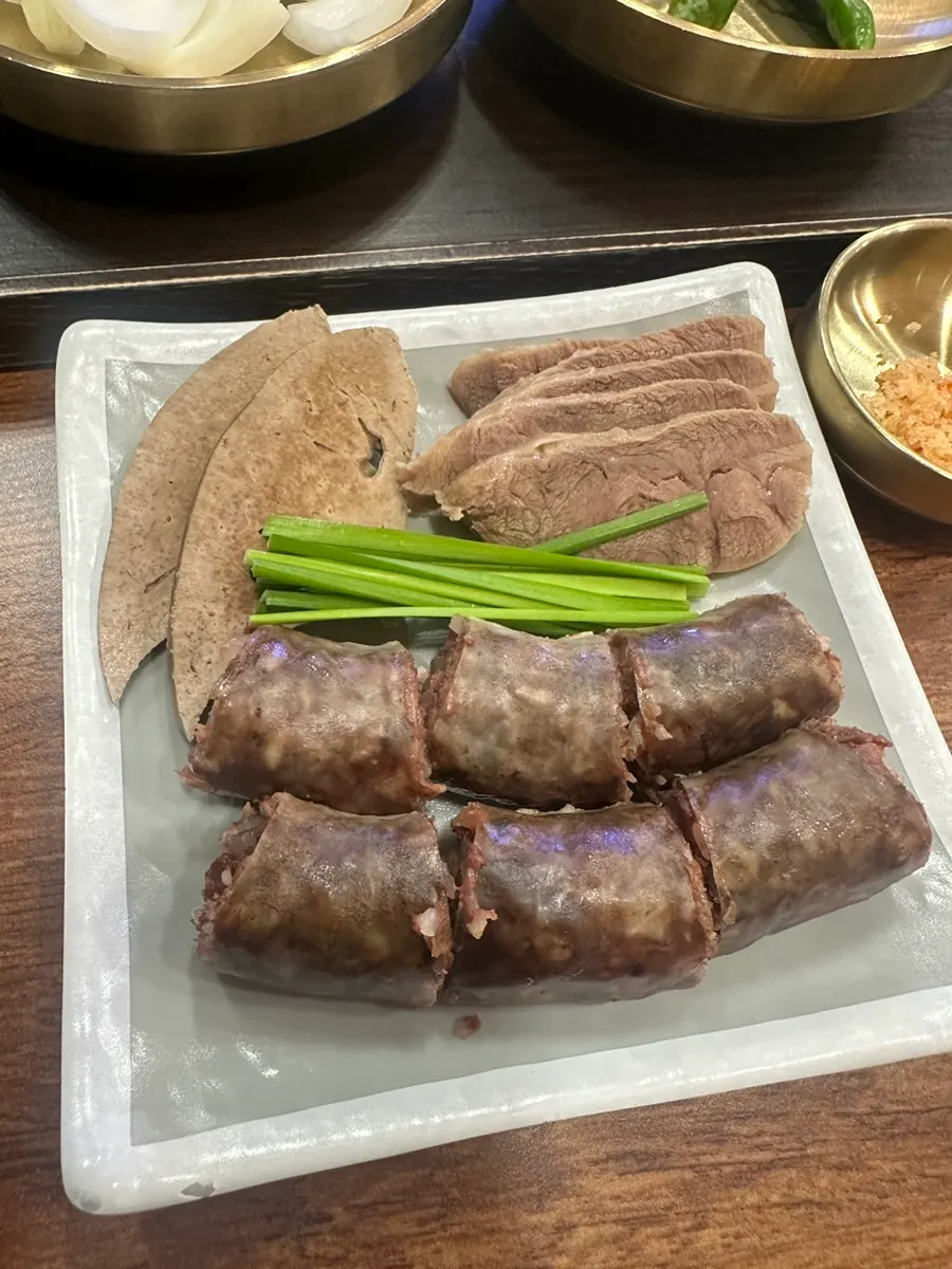 건더기 빽빽한 순대국 건져먹는 모습