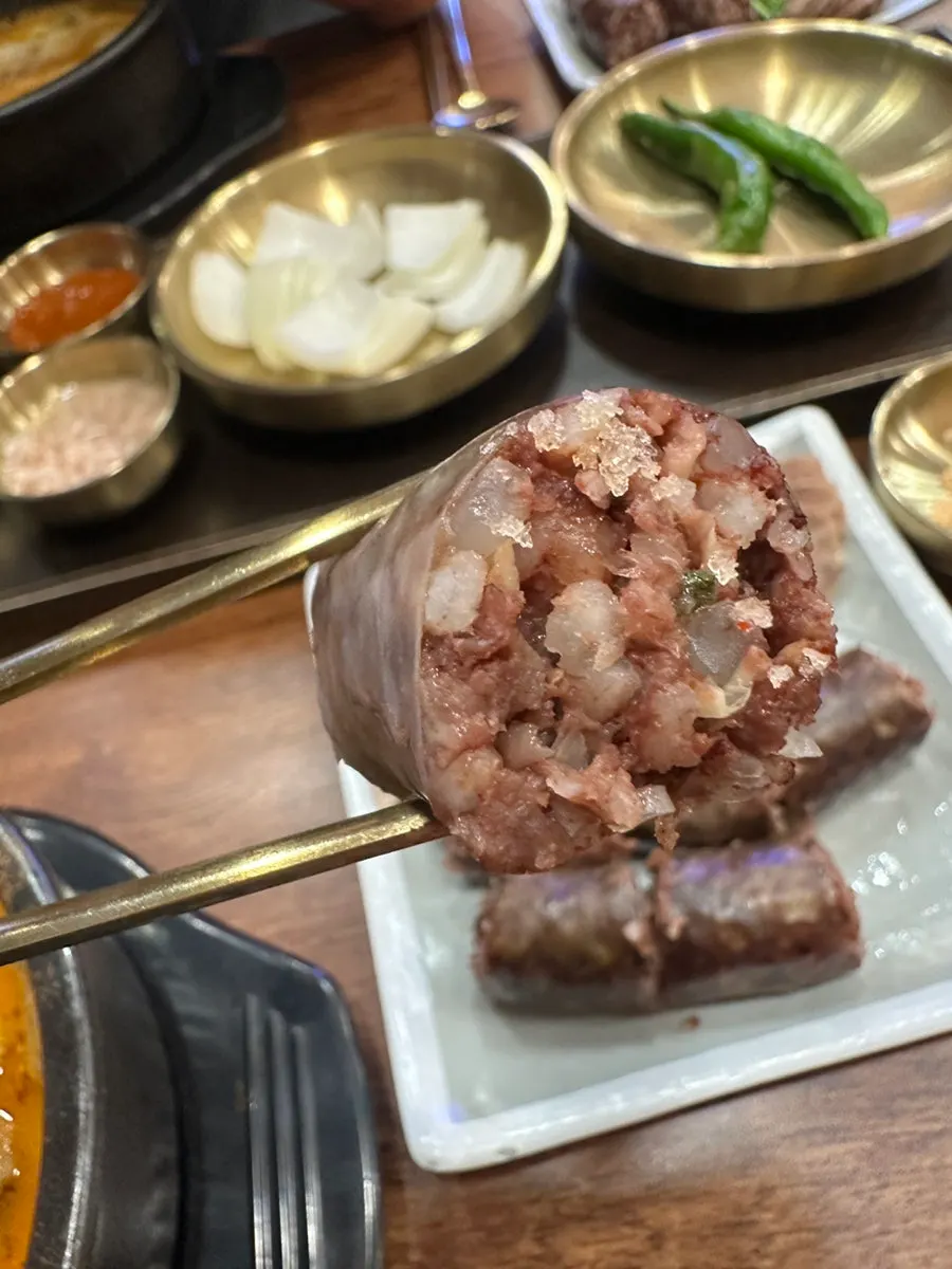 정식에 포함된 수육 한 점