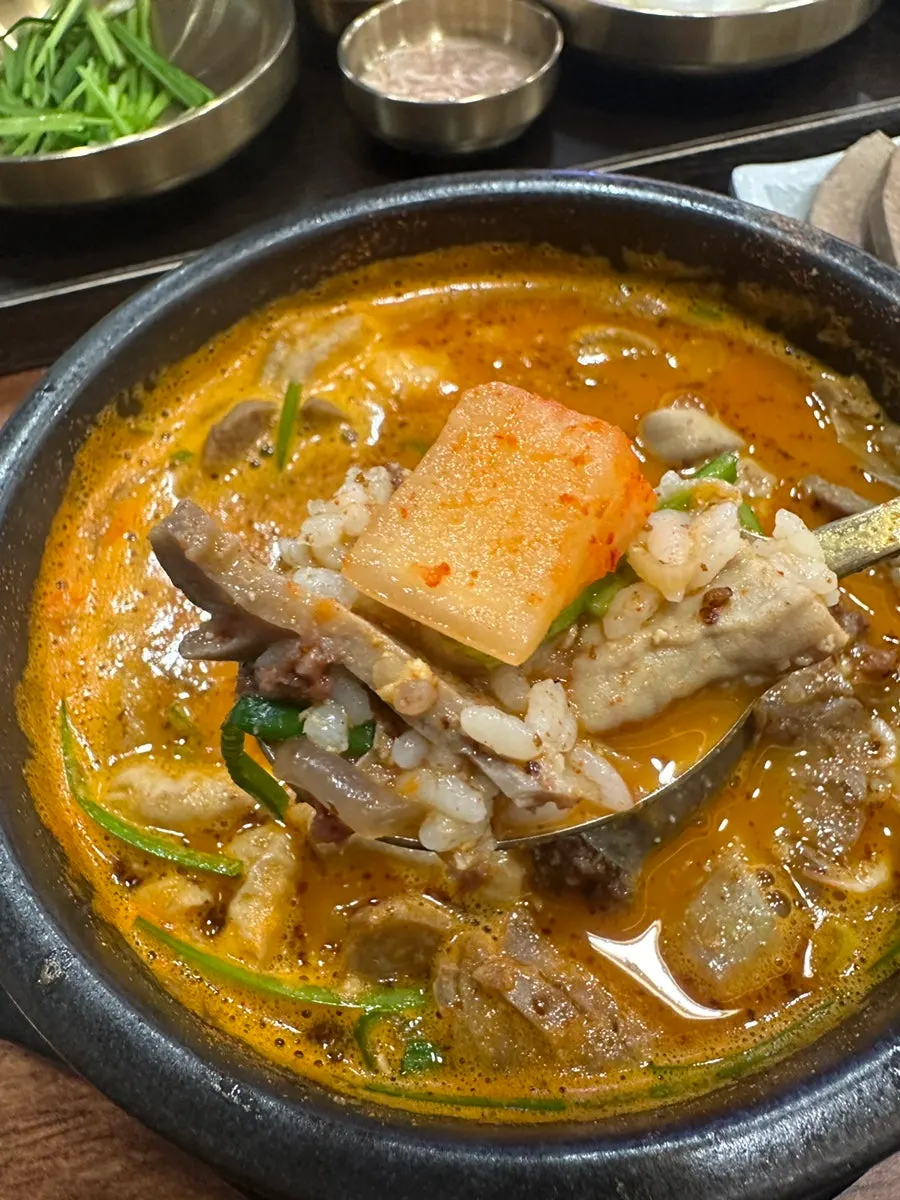 거의 비워낸 순대국 뚝배기