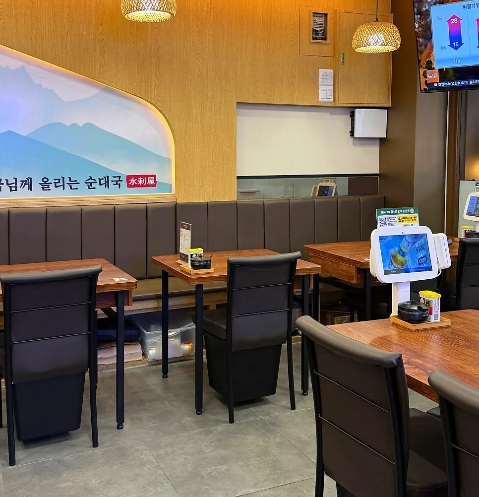 테이블이 많은 순대국집 홀 전경