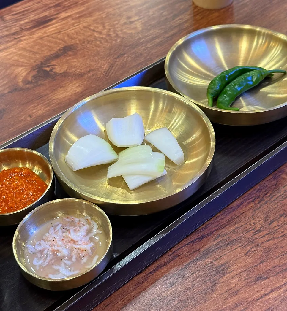 깍두기와 부추, 새우젓 등 밑반찬