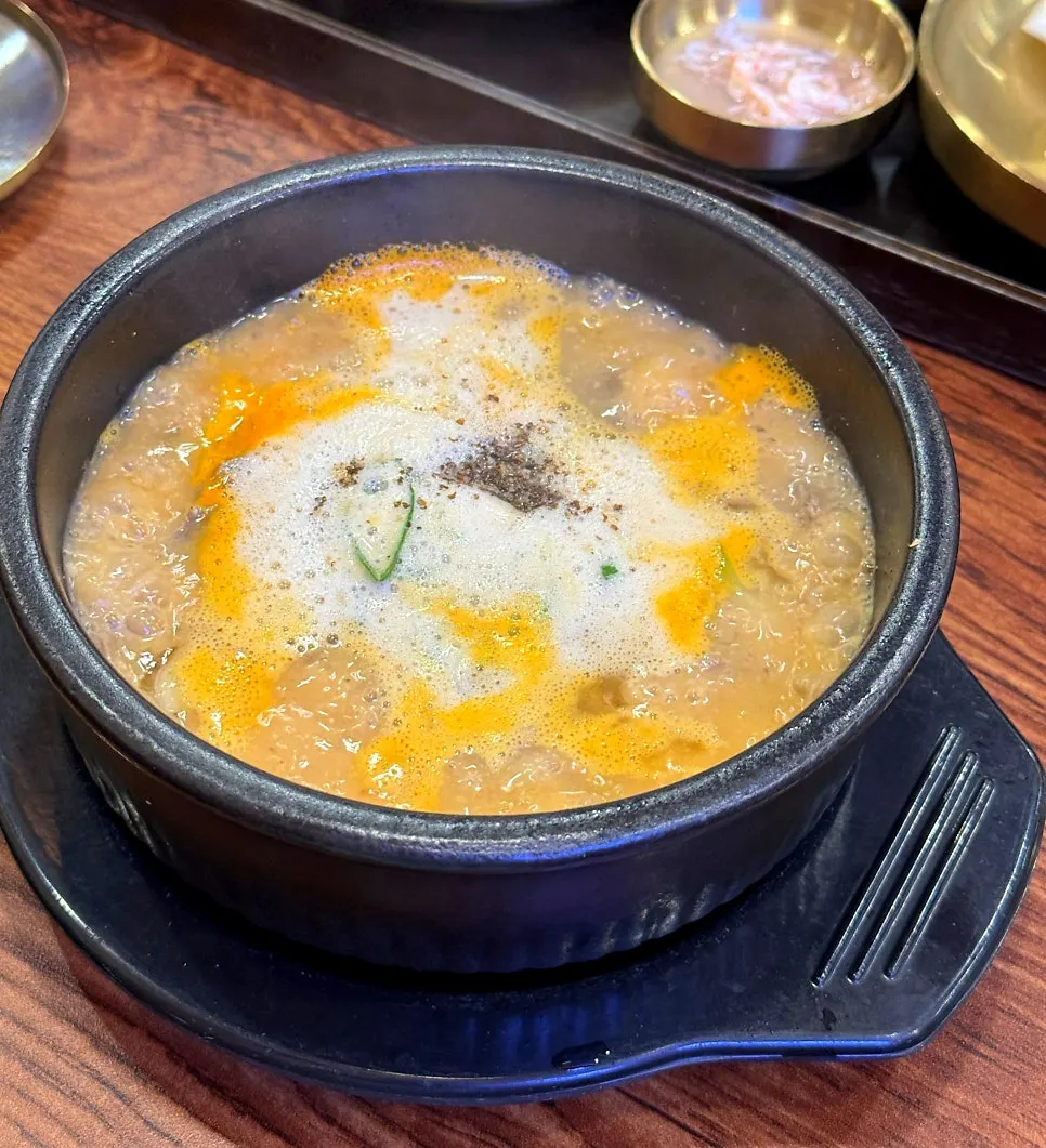 정식과 함께 차려진 저녁상