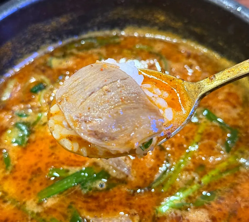 순대국에 밥을 조금씩 말아 먹는 모습