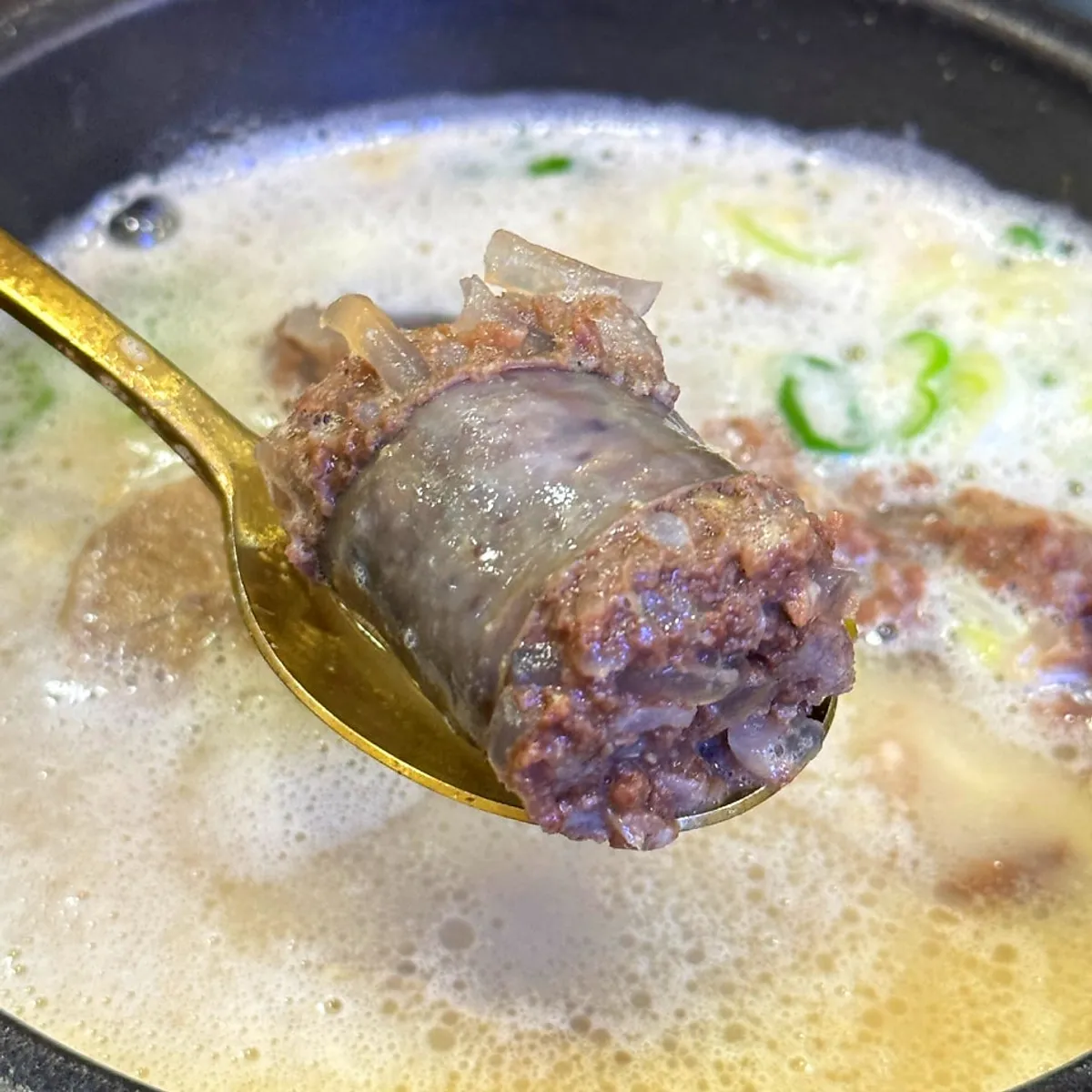 맑고 뽀얀 국물의 맑은순대국 오리지널