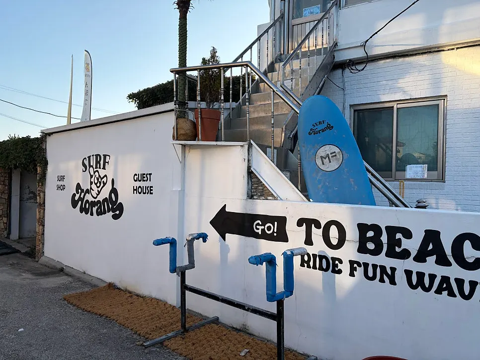 Close-up of Surfhorang's exterior in the morning