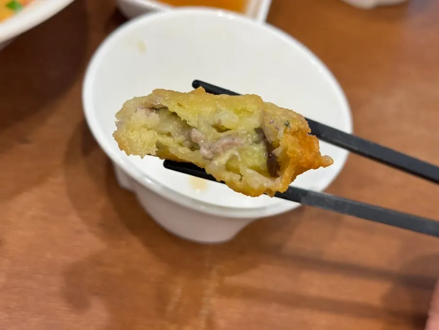 속에 고기가 꽉 찬 가지만두 단면