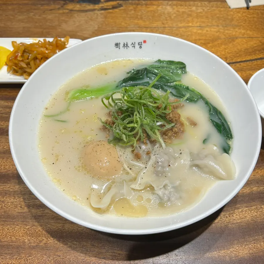 Surim Sikdang's shrimp wonton noodles