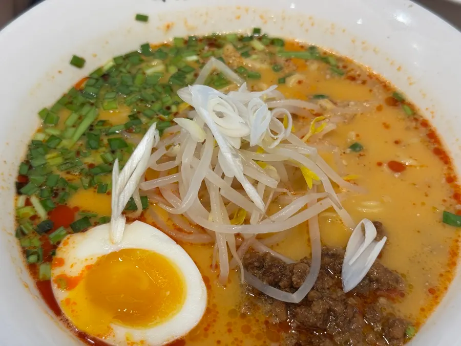 숙주가 올라간 진한 국물의 탄탄면