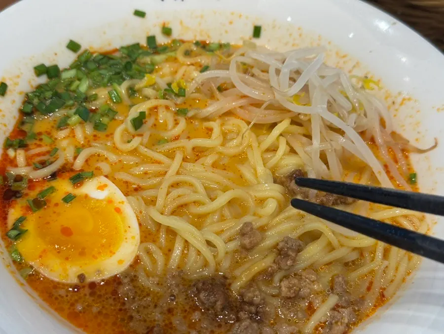 탄탄면 면발을 들어올린 모습