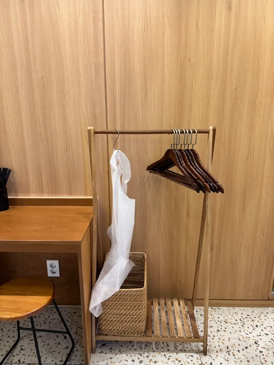음식 기다리며 찍은 테이블 컷