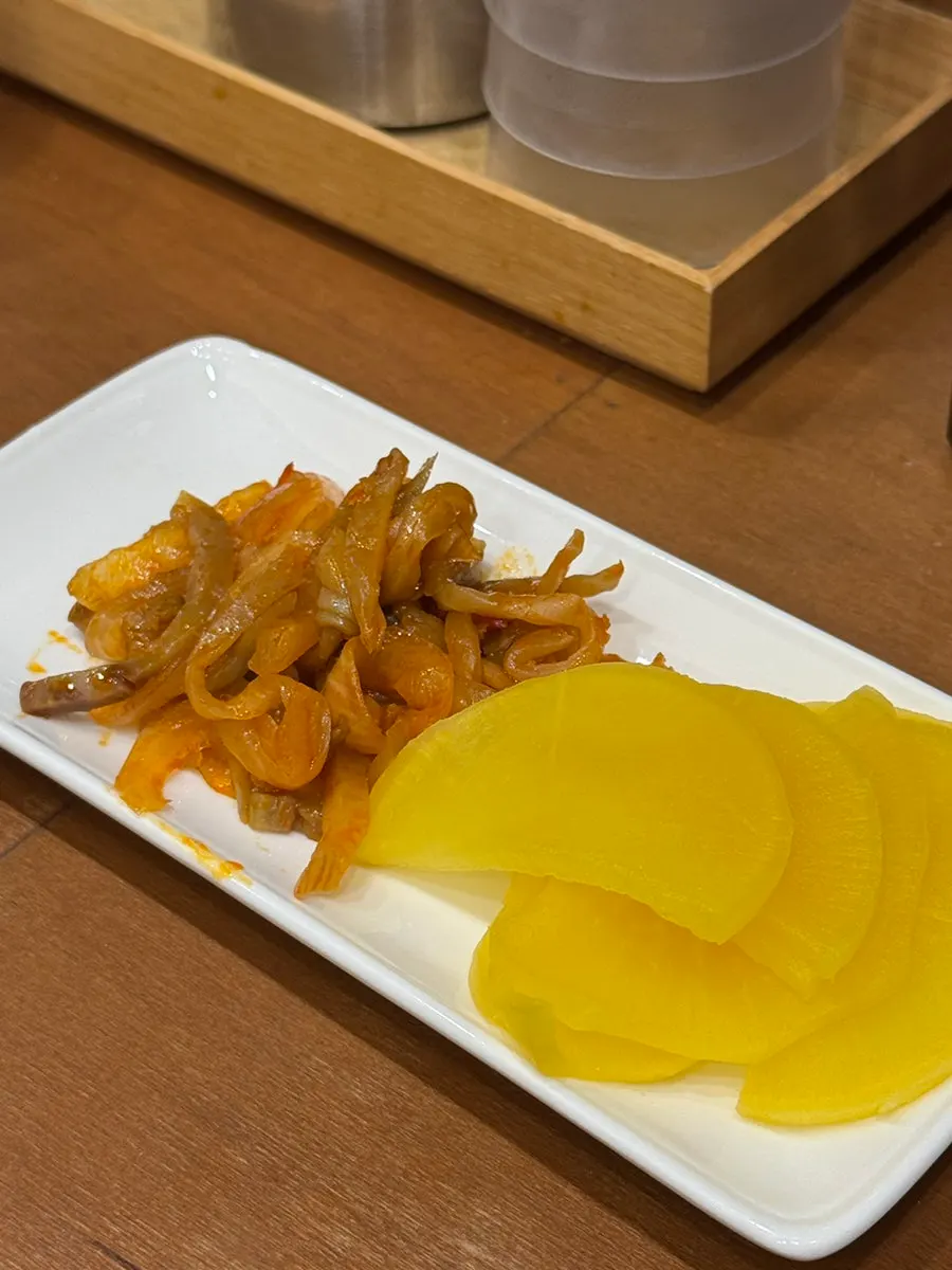 테이블 위 컵과 수저