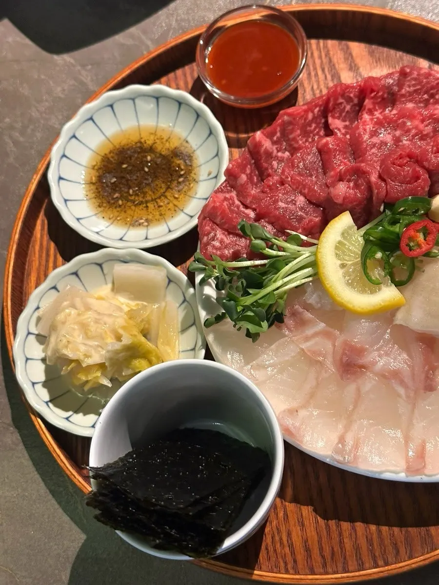 A plate of gwangban-yuksa, half flounder half yuksashimi