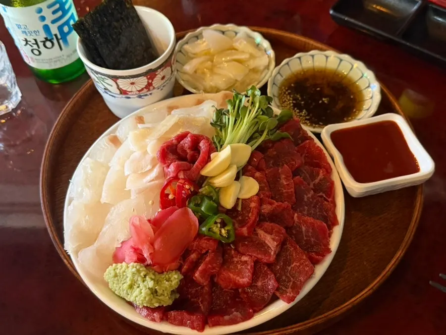 예쁘게 쌓아 올린 광반육사 플레이팅