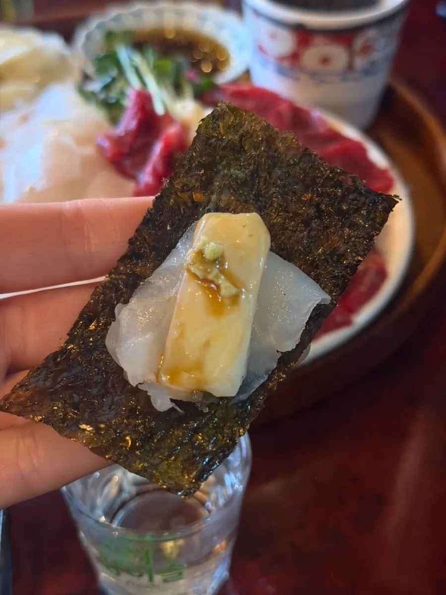 김에 광어와 백김치를 올린 한 입